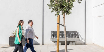 Cavada y Navarro pasan por la zona donde ha desaparecido el 'pipican' / FOTO: Ayto.