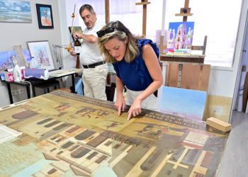 La edil de Cultura observa el estado de la pintura / FOTO: Ayto.