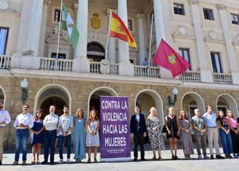 Concentración a las puertas del Consistorio capitalino / FOTO: Ayto.