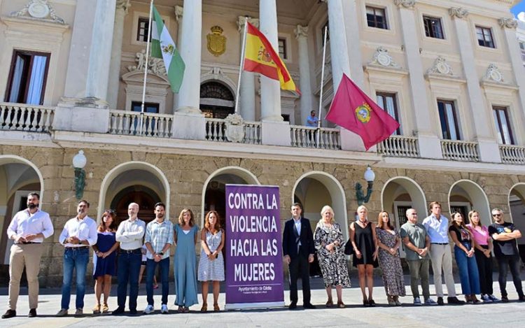 Concentración a las puertas del Consistorio capitalino / FOTO: Ayto.