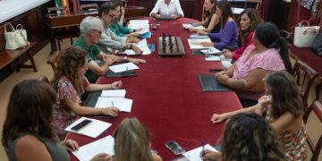 El alcalde dando la bienvenida a los nuevos miembros del Consejo Rector / FOTO: Ayto.