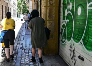 Cartera en la capital en pleno reparto / FOTO: Eulogio García