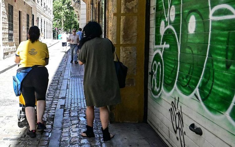 Cartera en la capital en pleno reparto / FOTO: Eulogio García