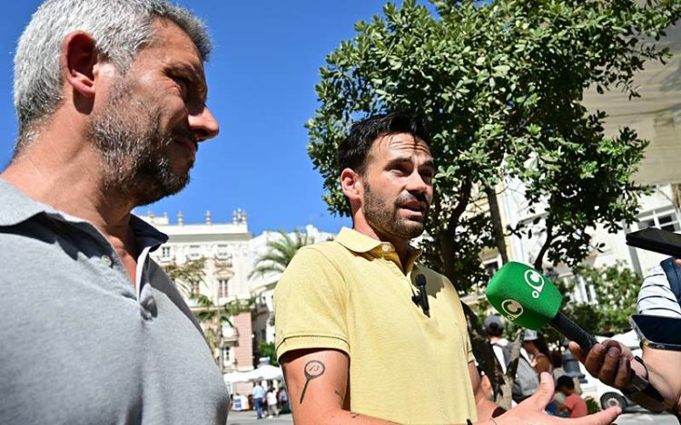 De la Cruz atendiendo a la prensa en la plaza San Juan de Dios / FOTO: Eulogio García