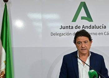 El delegado territorial repasando las ayudas en rueda de prensa / FOTO: Eulogio García