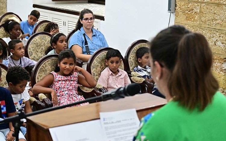 Menores 'escuchando' los discursos políticos-institucionales / FOTO: Eulogio García