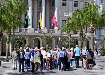 Grupo de turistas pasando frente al Ayuntamiento / FOTO: Eulogio García