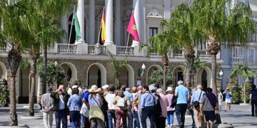 Grupo de turistas pasando frente al Ayuntamiento / FOTO: Eulogio García