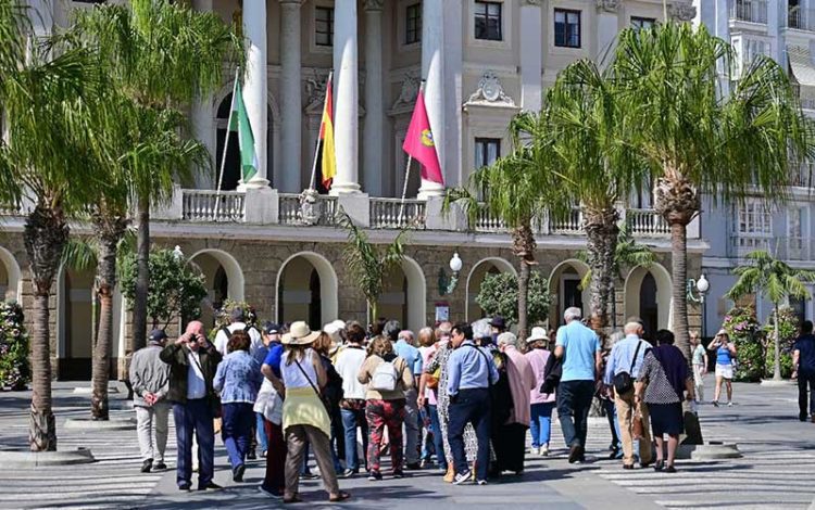 Grupo de turistas pasando frente al Ayuntamiento / FOTO: Eulogio García