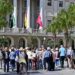 Grupo de turistas pasando frente al Ayuntamiento / FOTO: Eulogio García