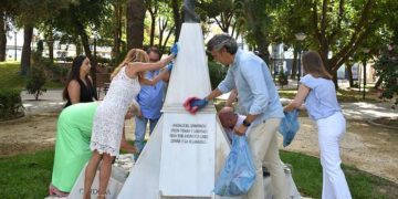 Limpiando el monumento antes de la ofrenda floral / FOTO: AxSí