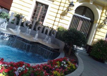 Trabajo de jardinería en el entorno del Ayuntamiento / FOTO: DBC