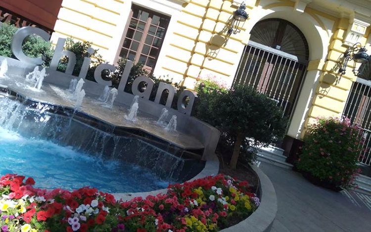 Trabajo de jardinería en el entorno del Ayuntamiento / FOTO: DBC