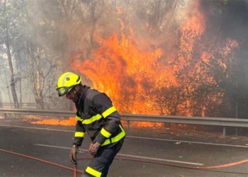 Bombero del Consorcio actuando desde la carretera / FOTO: Policía Nacional