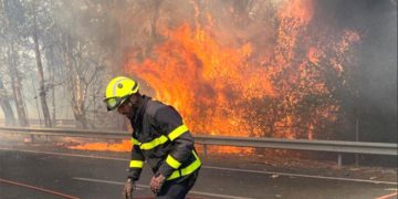 Bombero del Consorcio actuando en el fuego de Las Canteras / FOTO: Policía Nacional