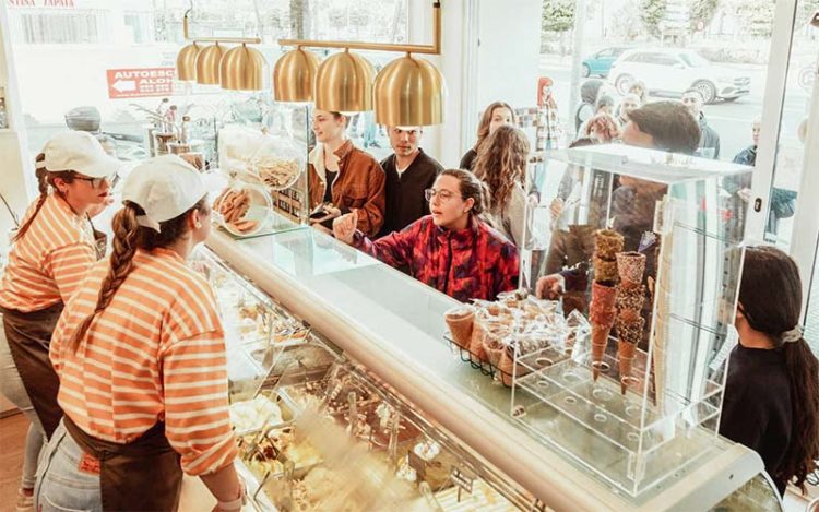 Colas en la 'mejor' heladería gaditana / FOTO: facebook La Cremeria Gelato Italiano