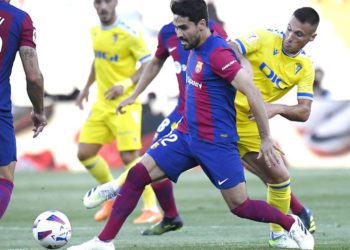 Luchando un balón en el centro del campo / FOTO: Cádiz CF