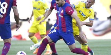 Luchando un balón en el centro del campo / FOTO: Cádiz CF