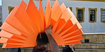 Operario recoge uno de los logos identificativos del festival tras su presentación en Cádiz / FOTO: Eulogio García