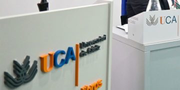 El logo de la UCA en una de sus sedes de la capital / FOTO: Eulogio García