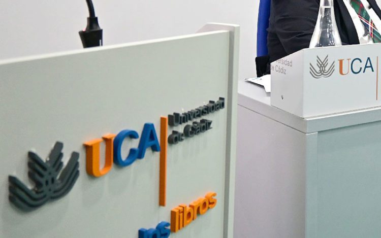 El logo de la UCA en una de sus sedes de la capital / FOTO: Eulogio García