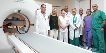 La delegada territorial ha posado junto algunas de las maquinas ya instaladas / FOTO: Junta