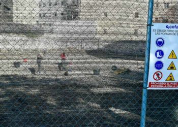 Trabajando meses atrás en el solar del antiguo chalé de Cerón / FOTO: Eulogio García