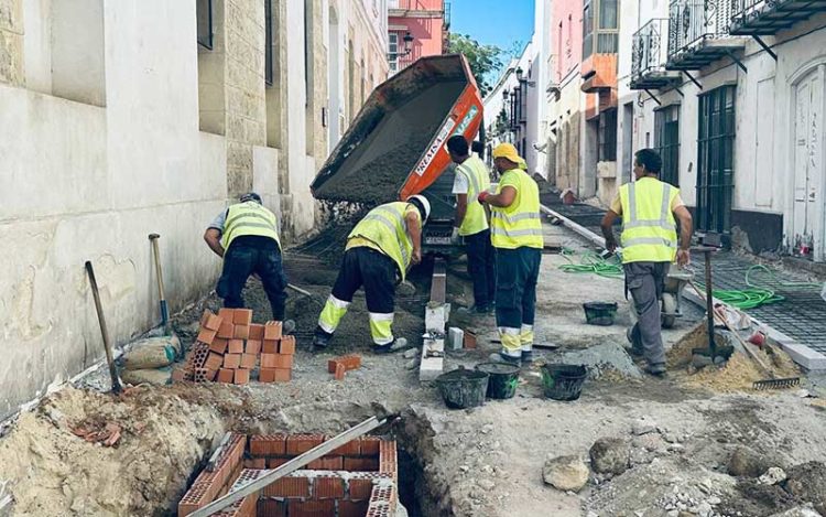 Una de las cuadrillas en plena faena / FOTO: Ayto.