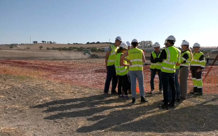 Primeros movimientos en la parcela cedida por el Ayuntamiento / FOTO: Endesa