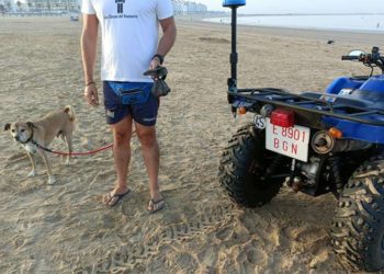 Pillado paseando al perro por la arena / FOTO: Ayto.