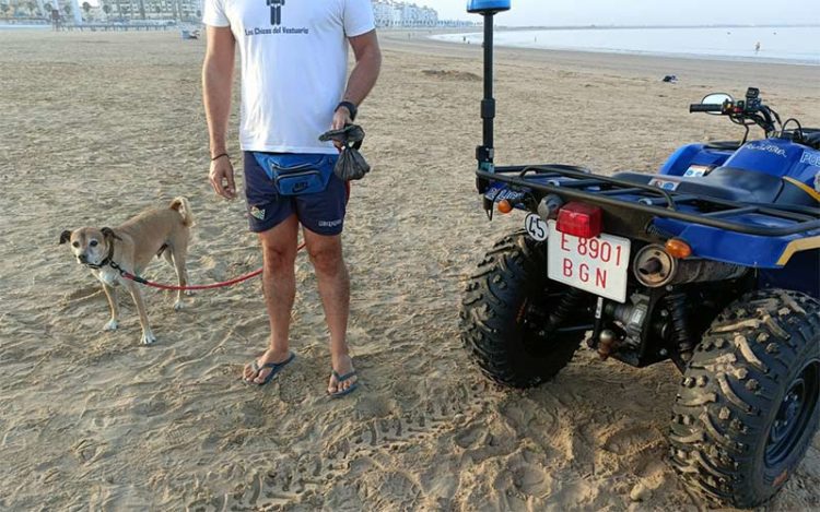 Pillado paseando al perro por la arena / FOTO: Ayto.