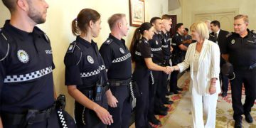 La alcaldesa saluda a los agentes en prácticas / FOTO: Ayto.