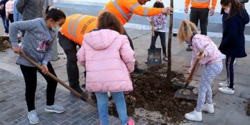 Escolares participan en la replantación de ejemplares, años atrás / FOTO: Ayto.