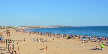 Estampa de la playa chiclanera de La Barrosa