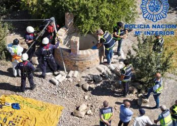 Diferentes unidades rescatando el cuerpo del pozo / FOTO: Policía Nacional