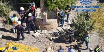 Diferentes unidades rescatando el cuerpo del pozo / FOTO: Policía Nacional