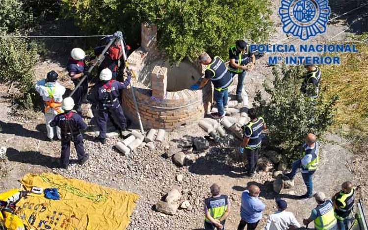 Diferentes unidades rescatando el cuerpo del pozo / FOTO: Policía Nacional