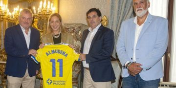 La flamante presidenta jerezana con la camiseta del Cádiz / FOTO: Diputación