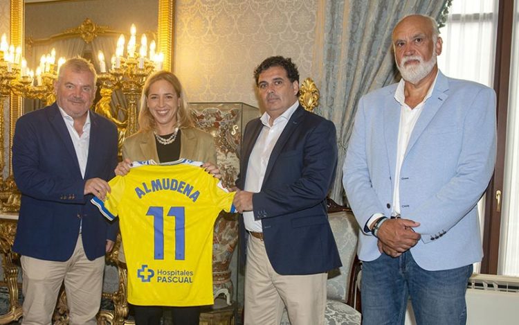 La flamante presidenta jerezana con la camiseta del Cádiz / FOTO: Diputación