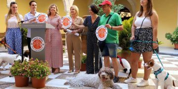 Presentando la imagen identificativa que lucirán los negocios adheridos / FOTO: Ayto.