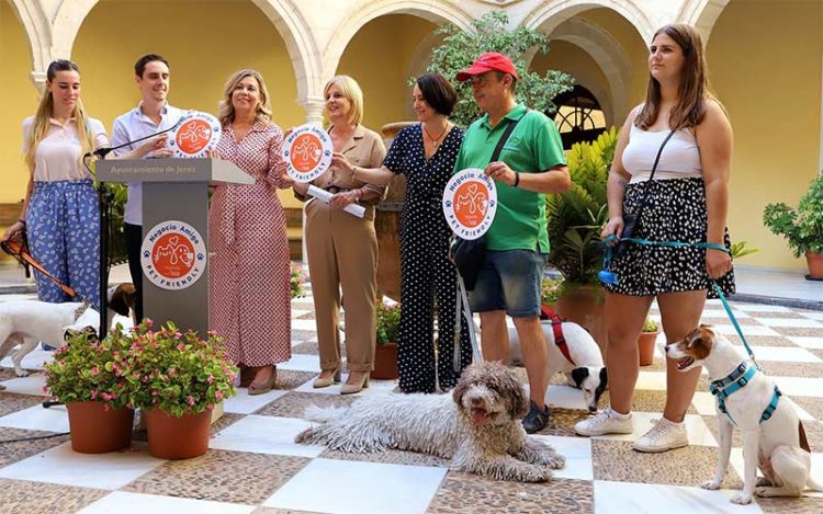 Presentando la imagen identificativa que lucirán los negocios adheridos / FOTO: Ayto.
