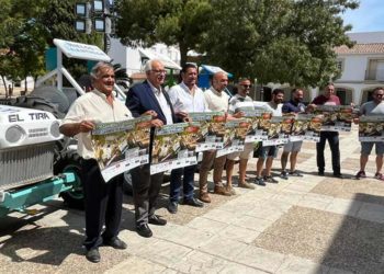 Presentando el cartel en la plaza de la Artesanía de Guadalcacín / FOTO: FAA