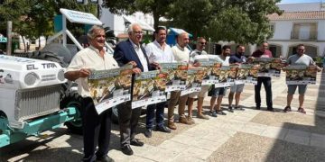 Presentando el cartel en la plaza de la Artesanía de Guadalcacín / FOTO: FAA