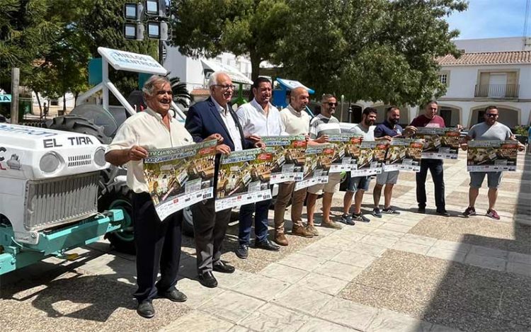 Presentando el cartel en la plaza de la Artesanía de Guadalcacín / FOTO: FAA