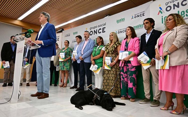 Presentando el informe anual en la sede de la ONCE de Cádiz / FOTO: Eulogio García