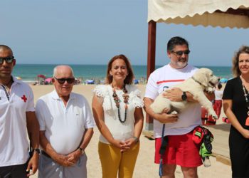 Posado con el cachorro, ya en proceso de adiestramiento / FOTO: Ayto.