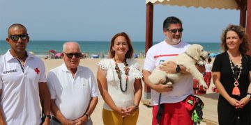 Posado con el cachorro, ya en proceso de adiestramiento / FOTO: Ayto.