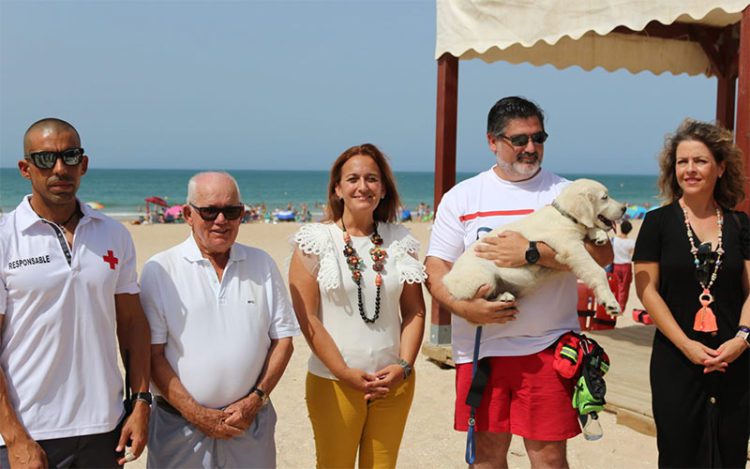 Posado con el cachorro, ya en proceso de adiestramiento / FOTO: Ayto.