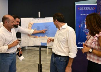 Comentando detalles del 'parque temático' del muelle / FOTO: Eulogio García