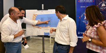 Comentando detalles del 'parque temático' del muelle / FOTO: Eulogio García